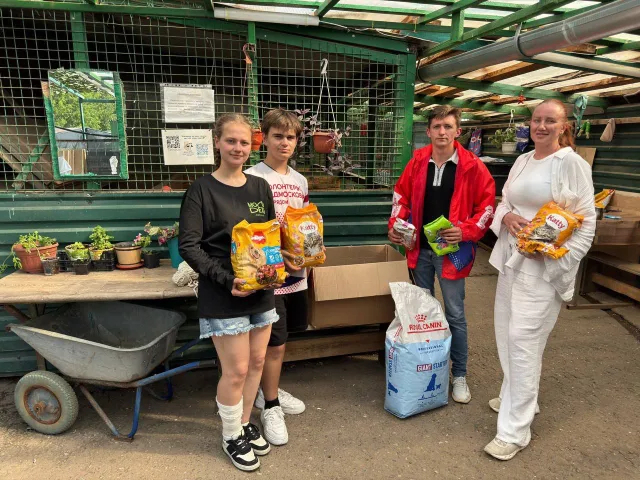 Волонтёры Люберец передали корм в приют для животных