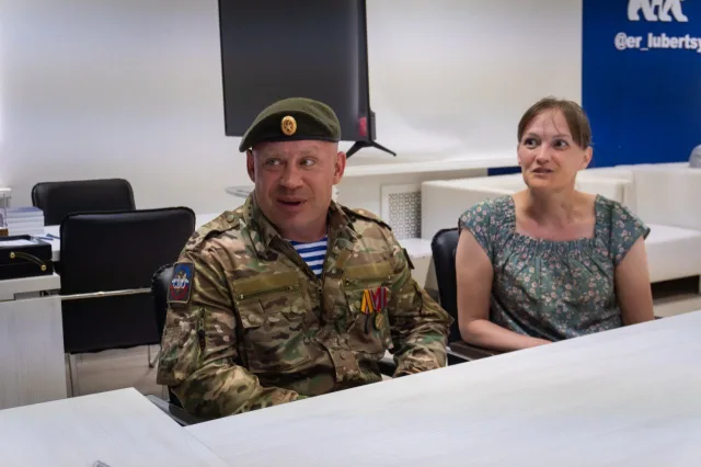 Вопросы поддержки участников СВО обсудили на встрече с военнослужащим в Люберцах