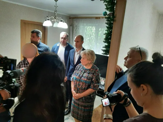 В Люберцах партийцы помогли семье участника СВО с ремонтом потолка в квартире