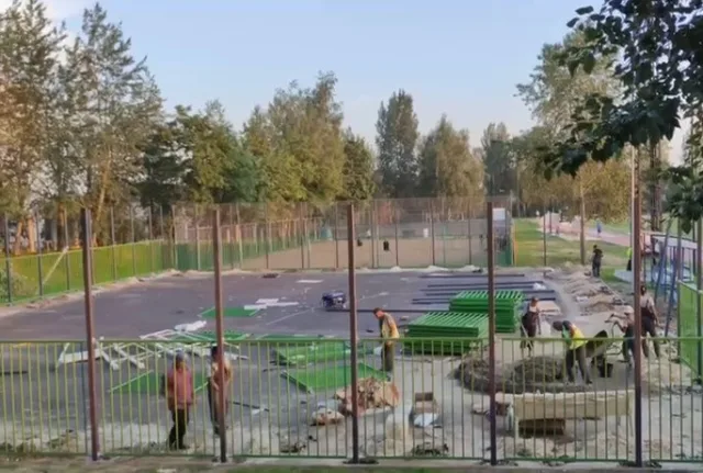 К установке опор освещения приступили специалисты на многофункциональной спортплощадке стадиона «Орбита»