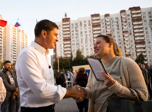 Строительство социальных объектов, дорог и модернизацию системы ЖКХ обсудили в Дзержинском на встрече с жителями