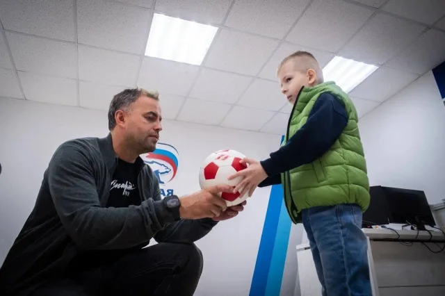 Люберецкий депутат передал детям участника СВО школьные наборы и мячи