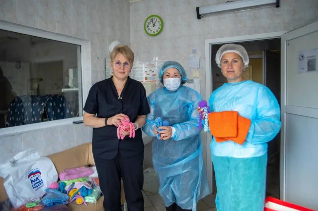 Более 50 вязаных изделий передали волонтёры Люберец в Московский областной центр охраны материнства и детства