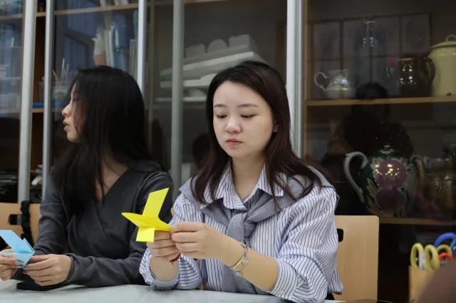 Китайские студенты посетили мастер-класс по оригами в детской школе искусств Дзержинского Люберец