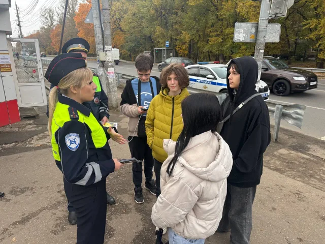 Инспекторы ГАИ Люберец призвали пешеходов использовать световозвращающие элементы