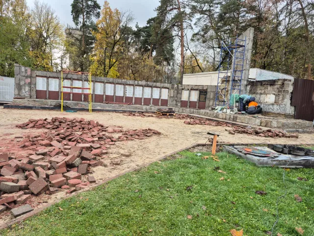 Замену облицовки Мемориала в Сквере Победы в поселке Малаховка завершат до конца осени