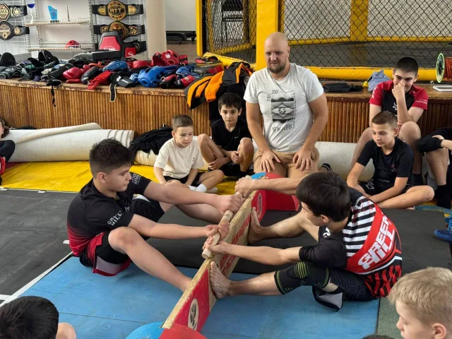 Более 30 участников собрал мастер-класс по мас-рестлингу в поселке Люберец