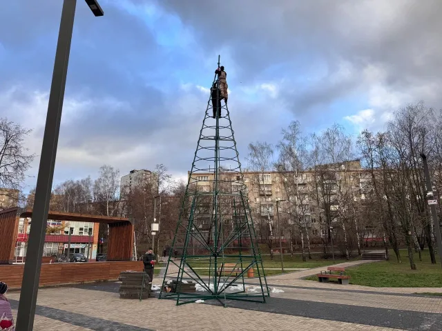 Новогодние ели и светящиеся фигуры украсят улицы Дзержинского городского округа Люберцы