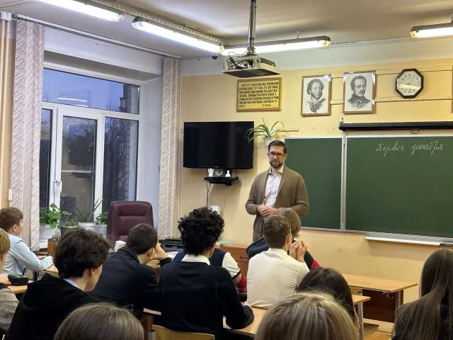 Депутат Алексей Кочетков провёл встречу с учащимися старших классов города Дзержинский