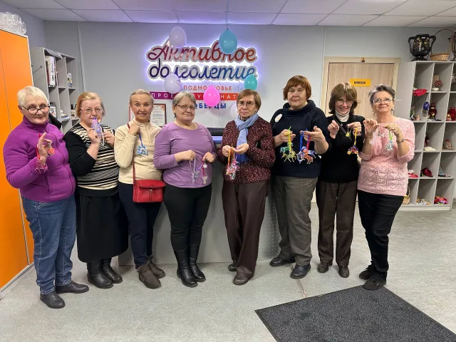 Долголеты Люберец создали новогодние игрушки из эпоксидной смолы