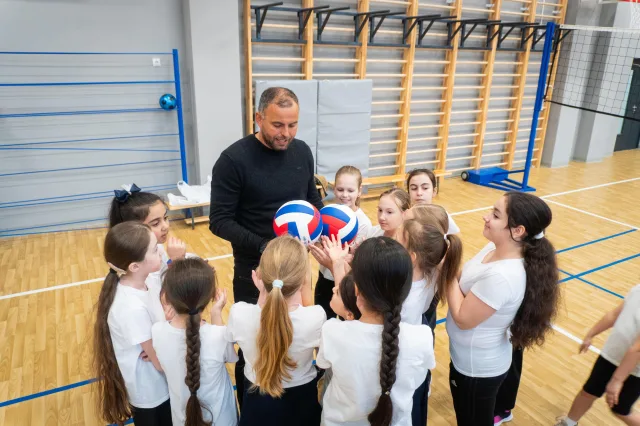 Представители «Единой России» передали волейбольные мячи школе №51 в поселке Октябрьский