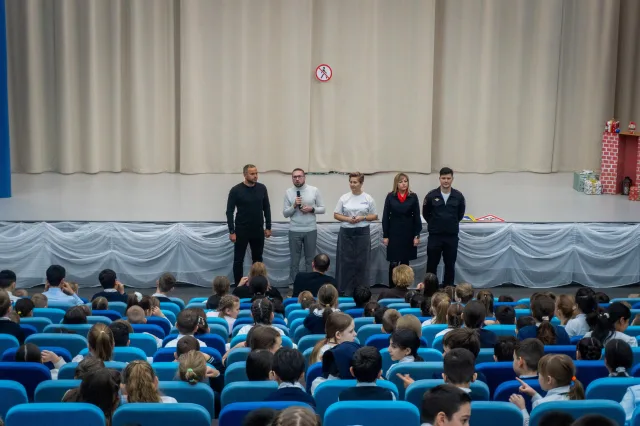 «Единая Россия» и ГАИ Люберец учат школьников безопасно переходить дорогу в темноте