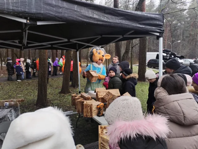 Три семьи алтайских белок выпустили в лесопарке Люберец во время экологической акции