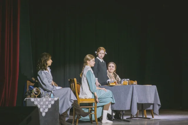 «Единая Россия» собрала более 500 зрителей на спектакле «Девчата» в Люберцах