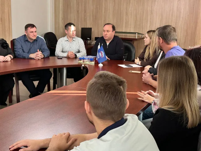 Представители «Единой России» обсудили программу новогодних уличных мероприятий с УК «ЛГЖТ»