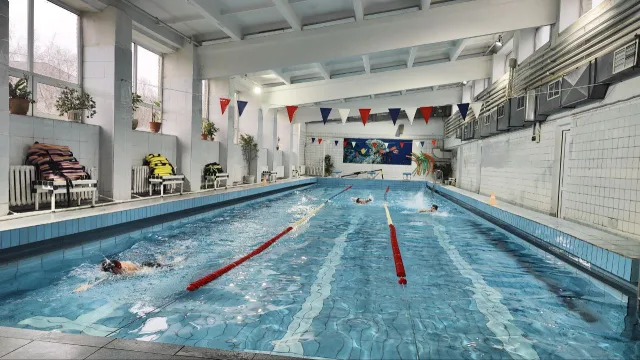 Дзержинские школьники выполнили нормативы ГТО по плаванию