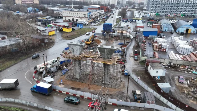 Бетонирование ригелей на опорах будущего путепровода над железной дорогой началось в Люберцах