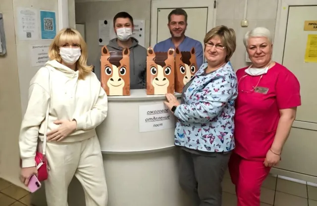 Пациенты детского ожогового центра МОЦОМД в Люберцах получили новогодние подарки от фонда «Рукава»