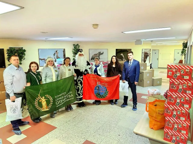 Бойцов в госпитале Вишневского с наступающим Новым годом поздравили добровольцы из Люберец