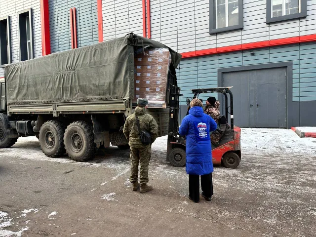 Гуманитарный груз и новогодние подарки отправили из Люберец в зону проведения СВО