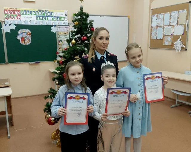 Полицейские Люберец наградили участников детских конкурсов