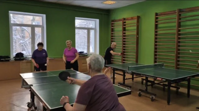 Долголеты из Люберец возобновили тренировки по настольному теннису в отремонтированном зале стадиона «Урожай»