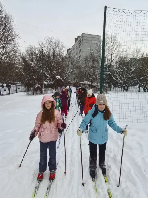 На школьных стадионах в Люберцах организовали маршруты для любителей лыжных прогулок