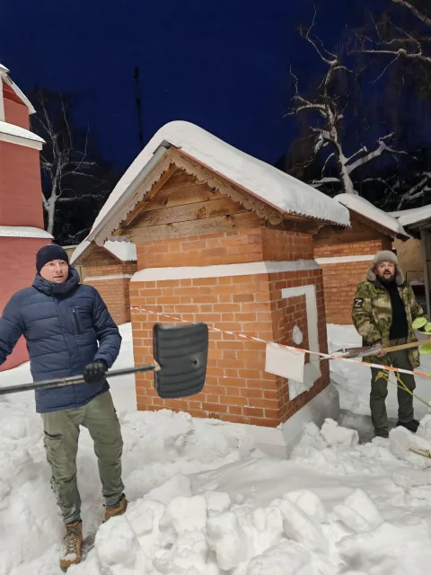 Ветераны СВО Люберец помогли расчистить территорию храма после снегопада