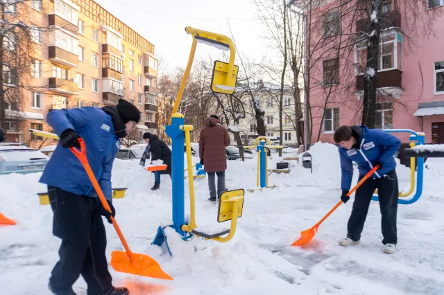 Чистая страна: в январе партийцы провели экологическую акцию и помогли городу справиться со снегопадом