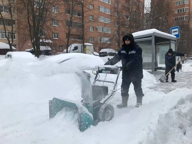 Дзержинские коммунальщики очищают город от новой порции снега