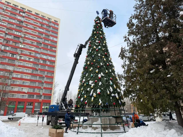 В Дзержинском городского округа Люберцы приступили к демонтажу новогоднего оформления