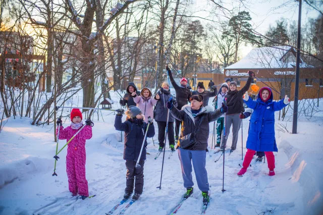 «Единая Россия» вывела на лыжню семьи с особыми детьми: масленичный праздник объединил десятки участников