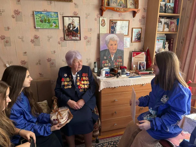 Дзержинские волонтеры поздравили ветеранов с Днем защитника Отечества