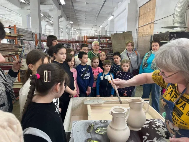 Юные дзержинские художники посетили с экскурсией Гжельский фарфоровый завод