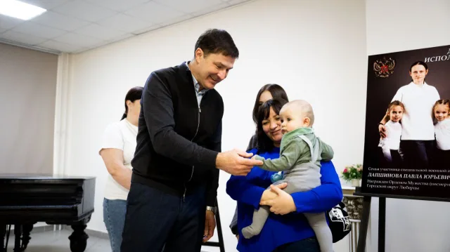 Выставка «Долг исполнен» в честь жен и детей погибших героев СВО открылась в Люберцах