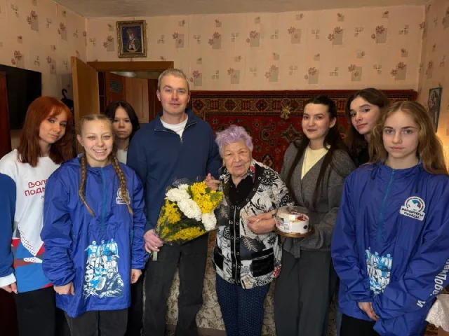 Люберецкие волонтеры поздравили участницу Великой Отечественной войны Адельфину Мазятову с Международным женским днем