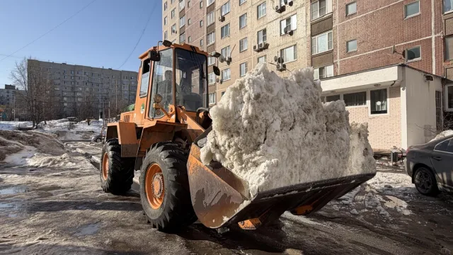Шесть самосвалов снега и наледи вывезли из двора в Дзержинском Люберец