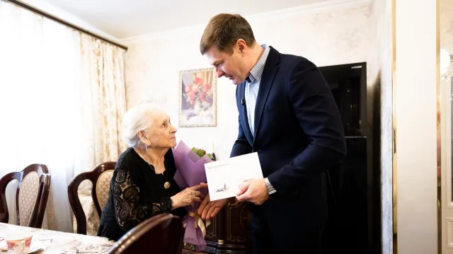 Владимир Волков поздравил труженицу тыла из Люберец с вековым юбилеем