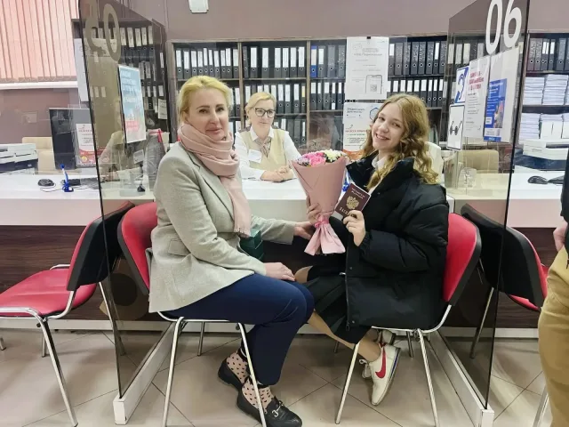 В Люберецком МФЦ торжественно вручили паспорт дочери ветерана СВО