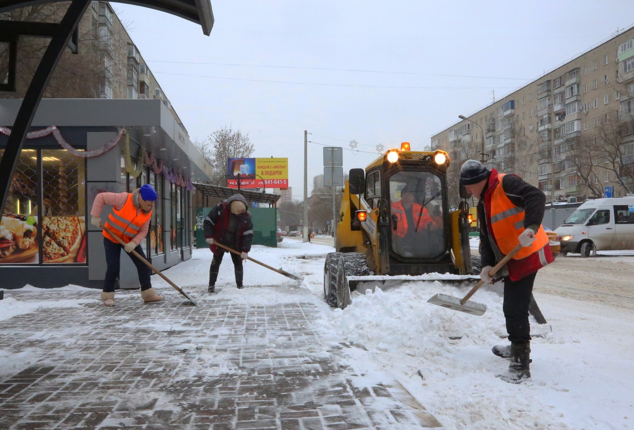Москва чистят снег. Уборка снега. Уборка снега в Москве. Зимняя уборка улиц. Уборка снега в Люберцах.