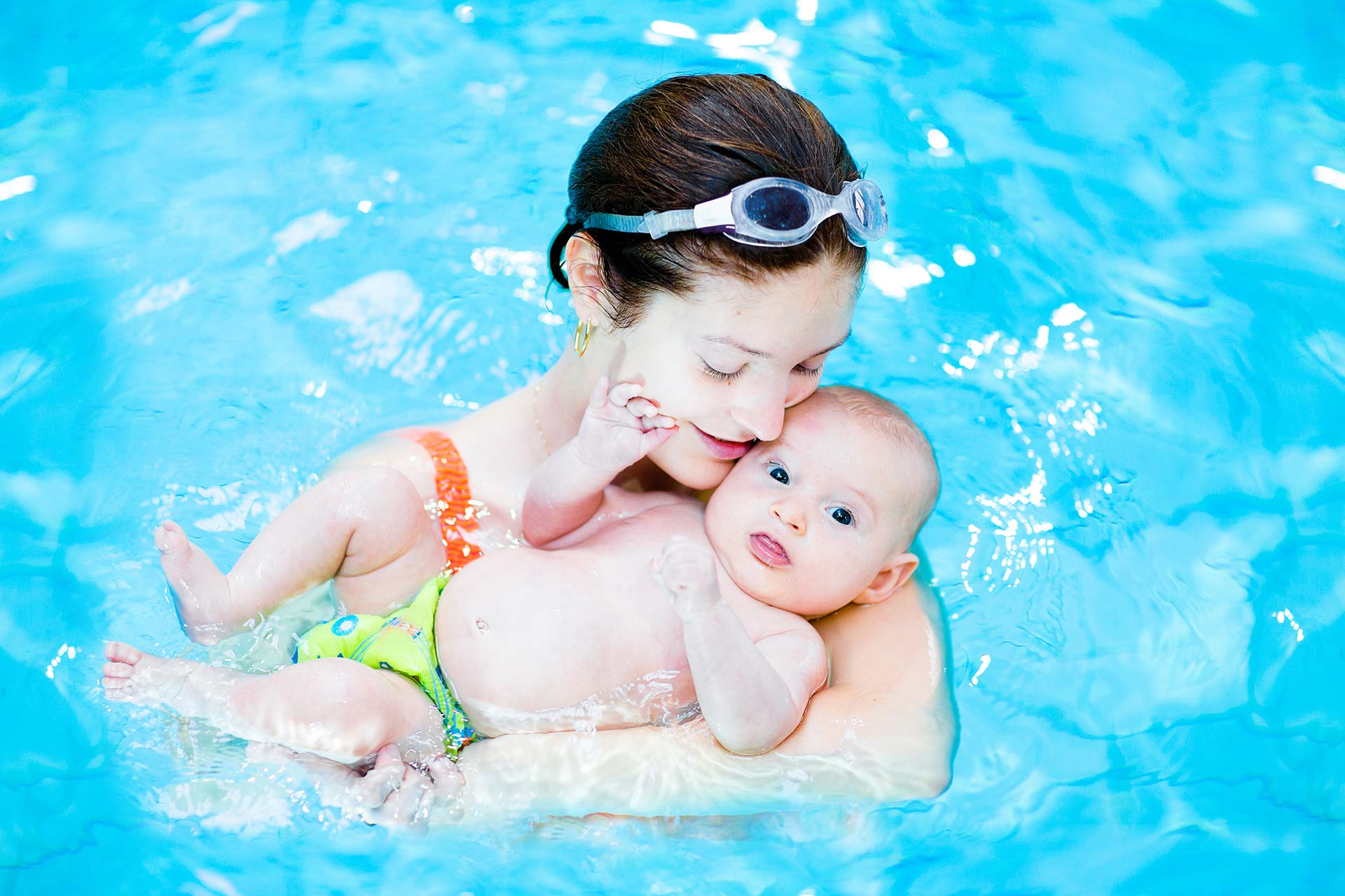 Мама и малыш в бассейне