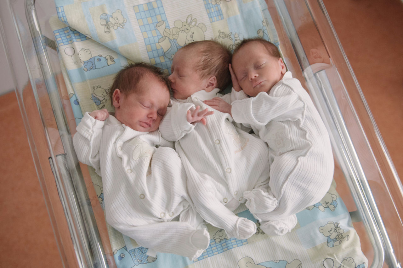 Сколько детей рождается в семье. Дети двойняшки. Новорождённые Близнецы в роддоме. Новорожденные тройняшки.