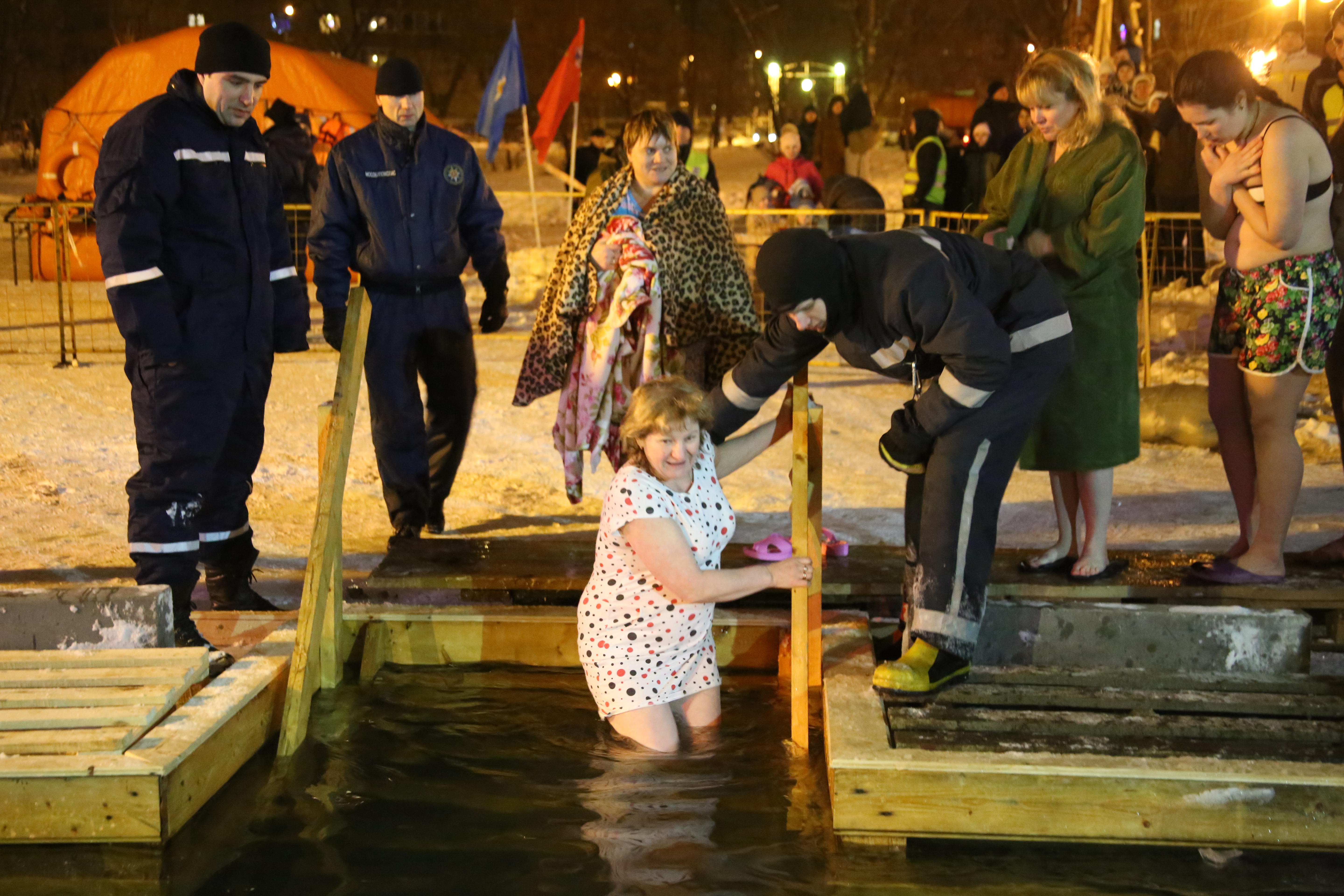 Где купаться в люберцах. Купание в проруби. Крещение прорубь. Погружение в прорубь на крещение. Купели Люберцы.