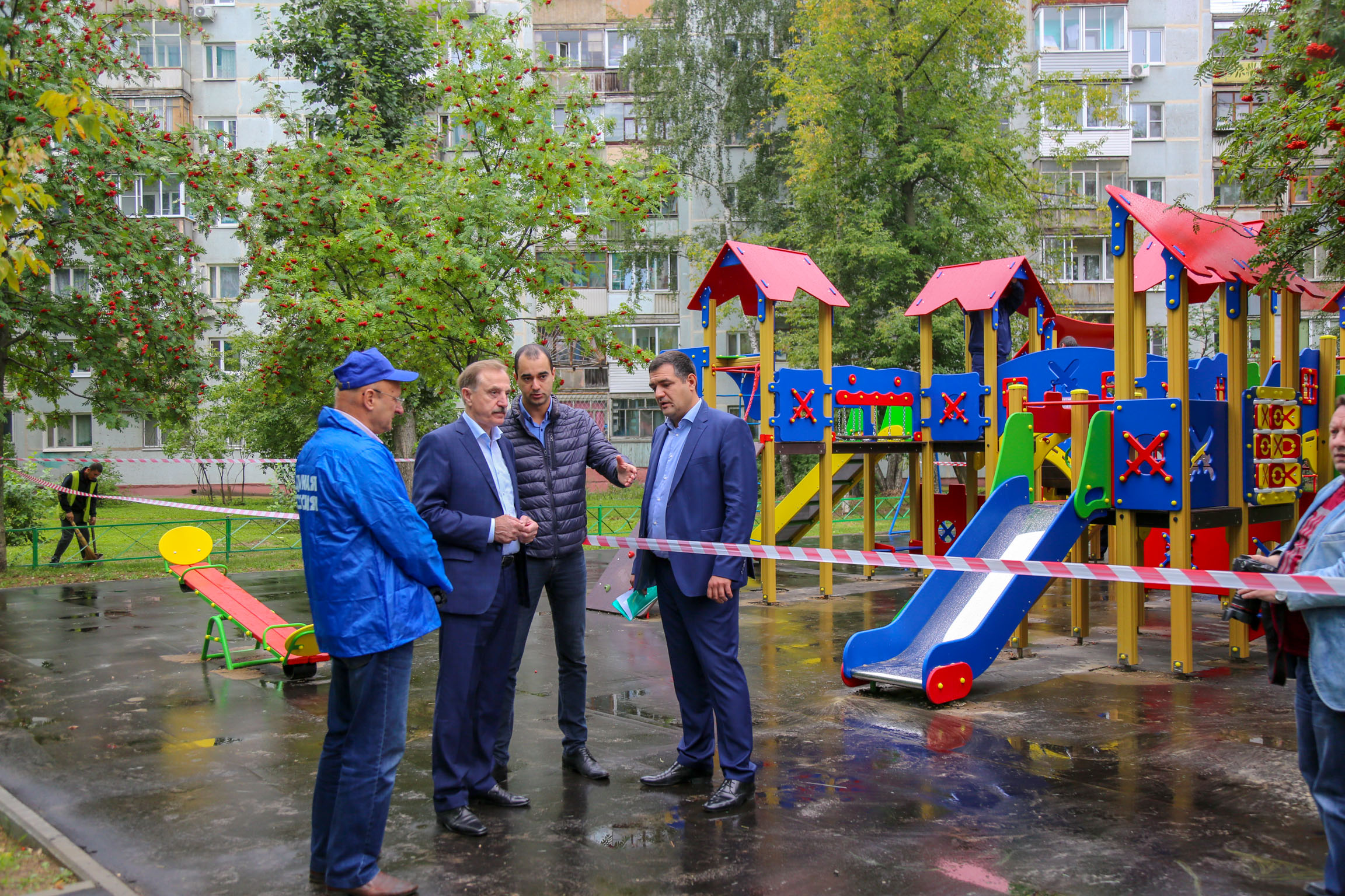 Двор люберцы. Люберцы Комсомольский проспект площадка. Детская площадка во дворе. Детская площадка во дворе многоэтажного дома. Детские площадки в Люберцах.