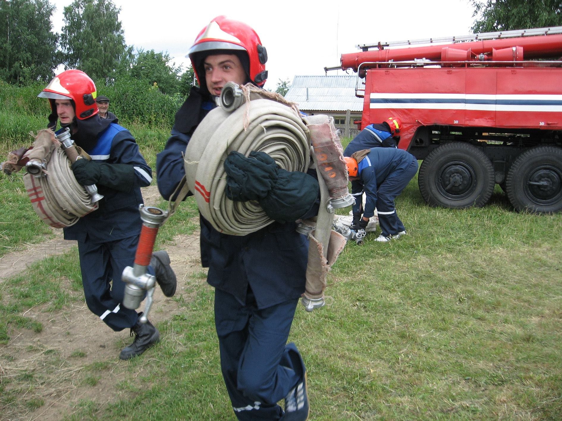 Форум пожарных. Пожарная служба. Пожарники. Добровольная пожарная дружина автомобили. Добровольная пожарная дружина тушит лес.